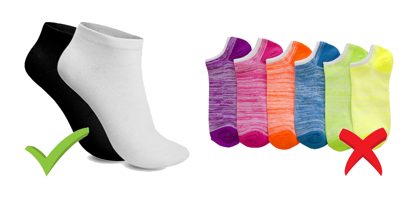 Calcetines blancos o negros.